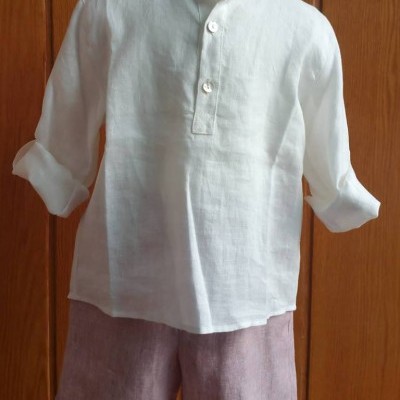 Conjunto infantil de linho com camisa branca e calções rosa claro