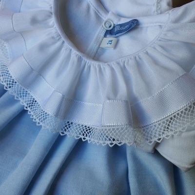 T-shirt ou body com risca branca e renda