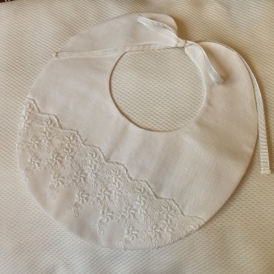 Babete redondo branco com renda e fita para atar