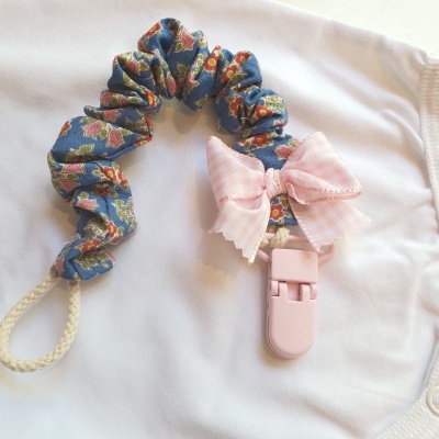 Prende chucha Fundo azul