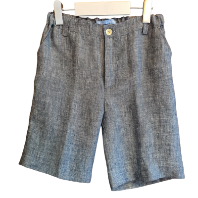 Calções cinzentos de tecido com botão branco pendurados