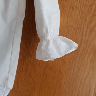 Manga de camisa branca com punho elástico folhado