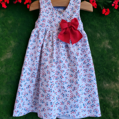 Vestido infantil branco com flores vermelhas e azuis e laço vermelho em cabide