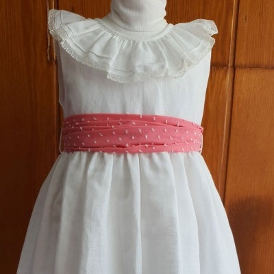 Vestido branco com cinto rosa em manequim
