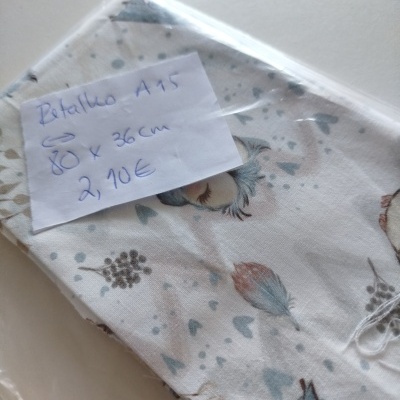 Retalho de tecido com padrão de aves, folhas e corações embala em saco plástico