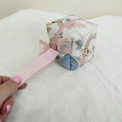 Bolsa pequena em forma de cubo com padrão de unicórnios, fecho rosa e alça de tecido rosa às riscas