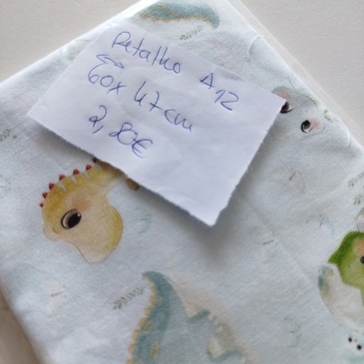 Retalho de tecido com dinossauros pastel e etiqueta manuscrita