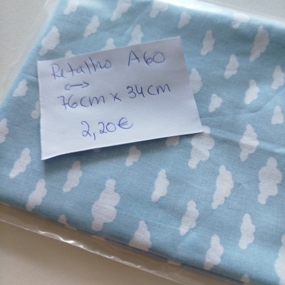 Retalho de tecido azul claro com padrão de nuvens brancas