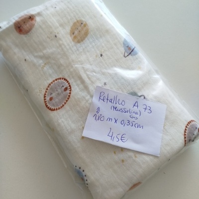 Pano de musselina branco com estampa de planetas coloridos e etiqueta manuscrita