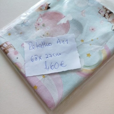 Tecido colorido com padrão de unicórnio e estrelas embalado em plástico