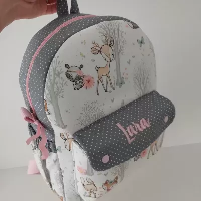 Mochila infantil com padrão de animais da floresta e detalhes cinza e rosa