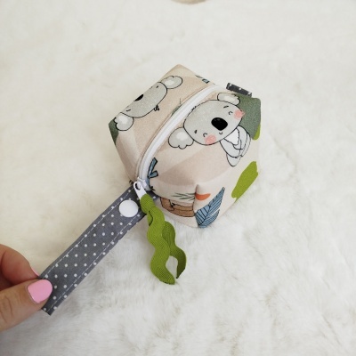 Estojo cúbico creme com estampado de coalas e alça cinza com fecho de correr