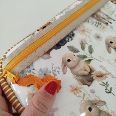 babybu | bolsa higiene bebé | bolsa para fraldas | Cutie com riscas mostarda