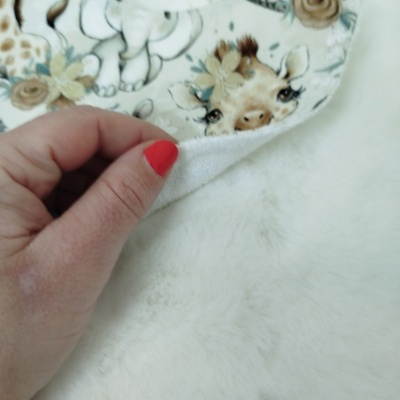Tecido infantil com padrões de animais e verso felpudo branco