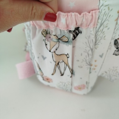 Mochila infantil com padrão de veado e flores em rosa e branco