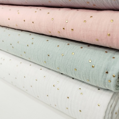 Musselina branco/rosa/azul/verde água com pintas douradas