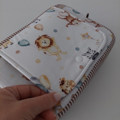 Fralda de bebé com desenhos de animais em tons suaves