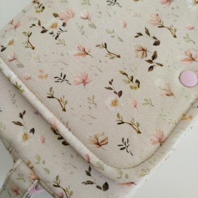 Bolsa tecido floral com botão rosa