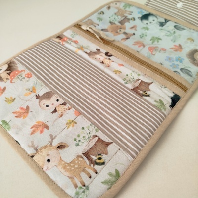 Organizador de tecido com padrão de animais da floresta e folhas, fecho de correr e listras marrons e brancas