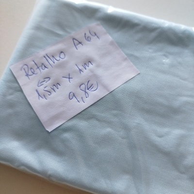 Pano azul claro embalado com etiqueta manuscrita em superficie clara