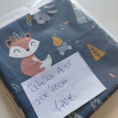 Tecido estampado com raposa, fogo, ossos e árvores, embalagem com etiqueta escrita à mão