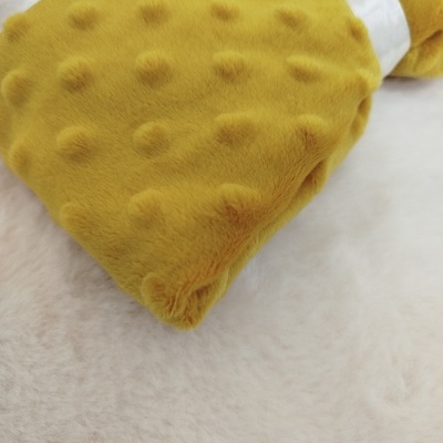 Cobertor amarelo mostarda felpudo com bolinhas em relevo e fita branca