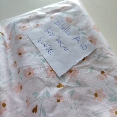 Tecido floral embrulhado em plástico com nota manuscrita