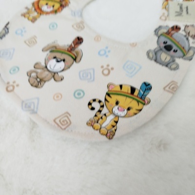 Babete de tecido bege com estampado de animais cartoon sorridentes