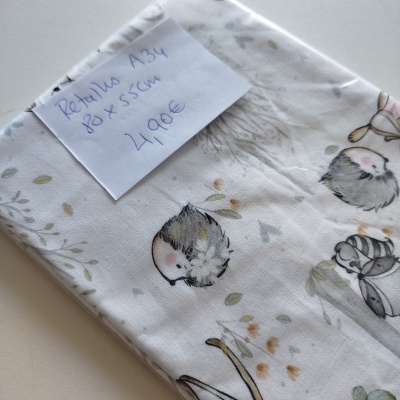 Tecido estampado com etiqueta manuscrita e embalagem de plástico.