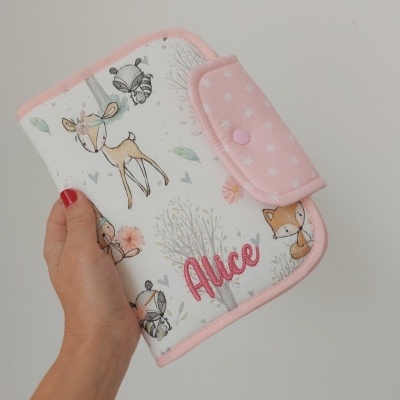 Capa de tecido para caderno com desenhos de animais, nome 'Alice' e fecho rosa