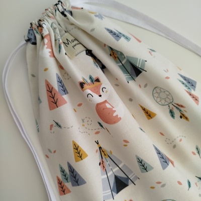 Sacola de tecido com padrão colorido de raposa e tenda, cordão branco