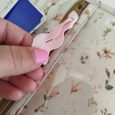 Carteira ou bolsa floral bege com fecho de correr e puxador rosa