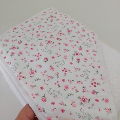 Fralda de pano branca com padrão floral rosa e verde