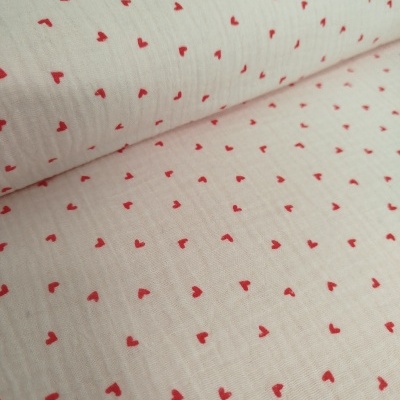 Musselina rosa com corações vermelhos