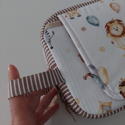 Bolsa de tecido com padrão de animais e balões, detalhes listrados castanhos e brancos