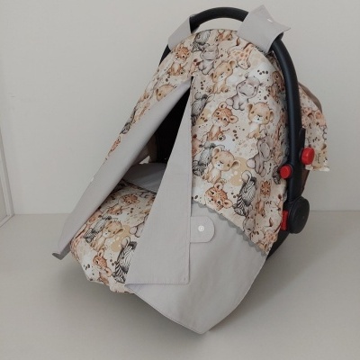 cadeira de bebé para automóvel com padrão de animais e barra preta