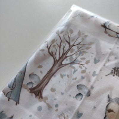 tecido branco com padrão de árvore e cogumelos