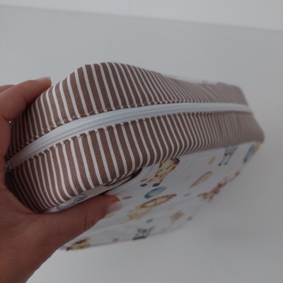 Estojo quadrado com riscas castanhas e brancas e base ilustrada em fundo branco