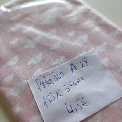 Tecido rosa com padrão de nuvens brancas embalado com etiqueta manuscrita