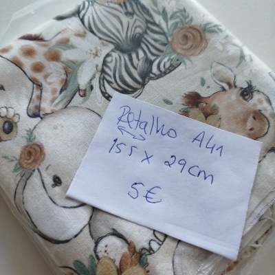 Tecido com padrão animal embalado com papel manuscrito com medidas e preço