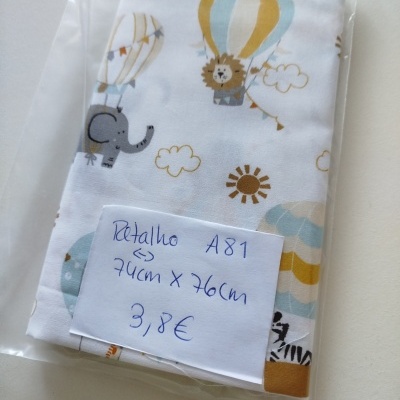 Tecido estampado com balões de ar quente e animais, dentro de saco plástico transparente