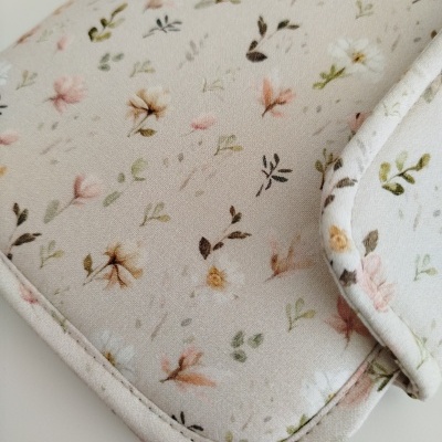 Capa de tecido com padrão floral delicado em tons pastel