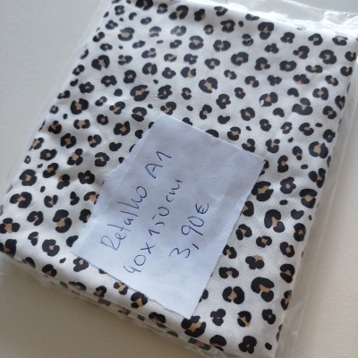 tecido estampado com padrão leopardo em saco plástico com etiqueta