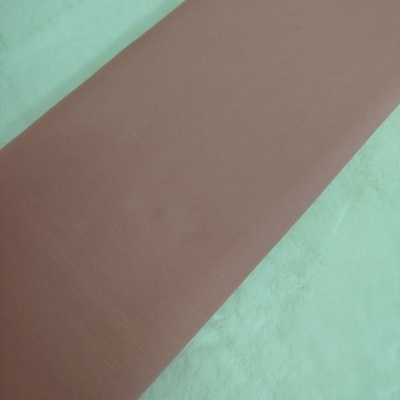 Tecido rosa claro sobre superfície verde clara peluda