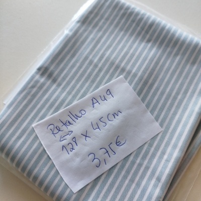 Tecido às riscas brancas e azul claro embalado