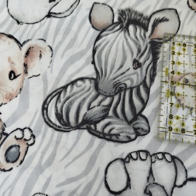 Tecido estampado com desenho de zebra bebé e outros animais sobre fundo de riscas zebra cinzentas.