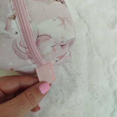 Estojo rosa com unicórnios e fecho de correr