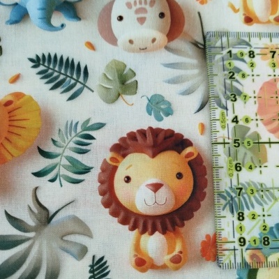 Tecido branco com padrão de animais de desenho animado coloridos e folhas desenhadas