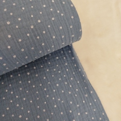 Musselina azul com pintinhas brancas