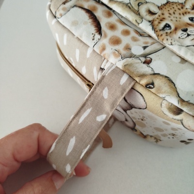 Bolsa infantil de tecido com estampado de animais selvagens e alça bege com manchas brancas